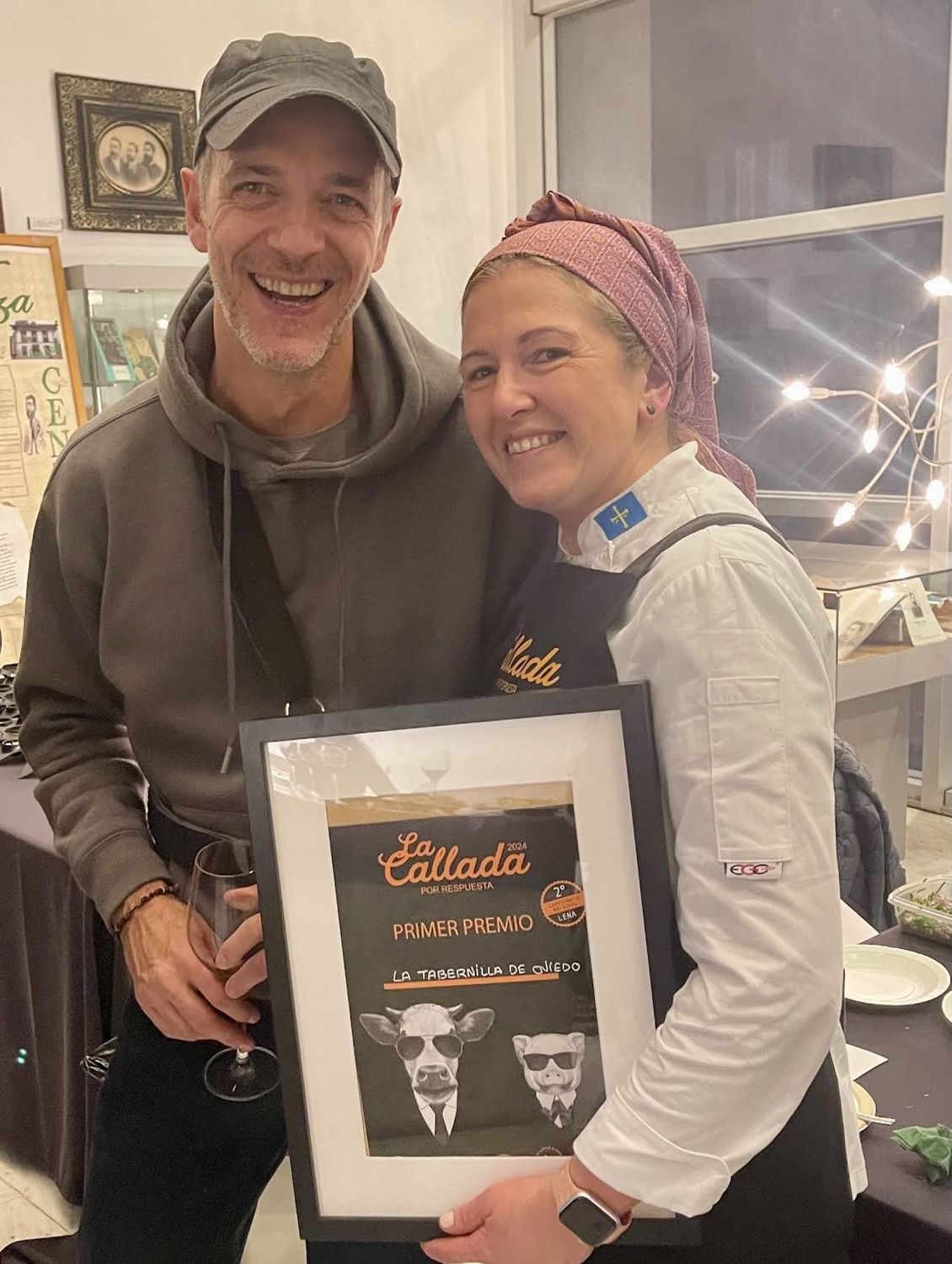 Lucía con el diploma de La Callada