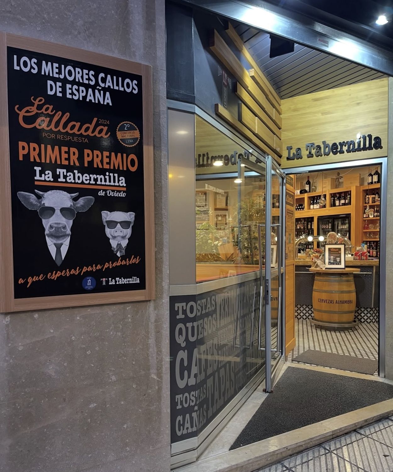 Entrada con el cartel de La Callada